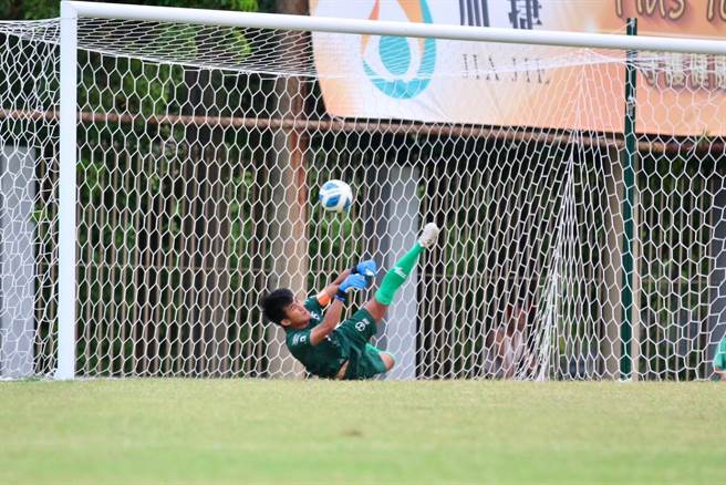 台中男足代表队拿下全运会冠军，队长邱育宏担任队长，成功挡下多球。（运动局提供／张亦惠台中传真）
