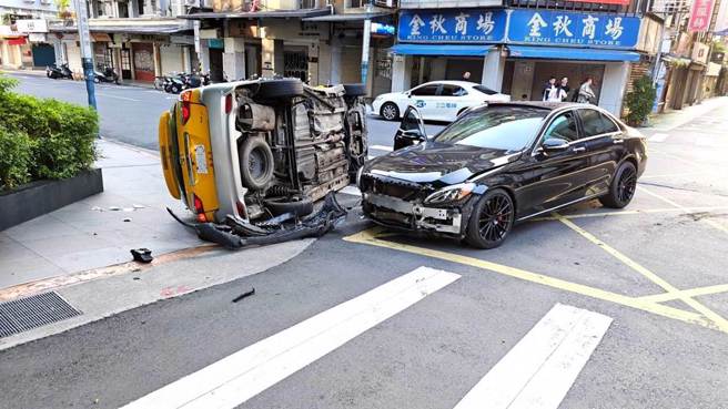 北市大安区今早发生车祸，计程车被宾士车撞上翻覆，4人受伤送医。（翻摄画面）