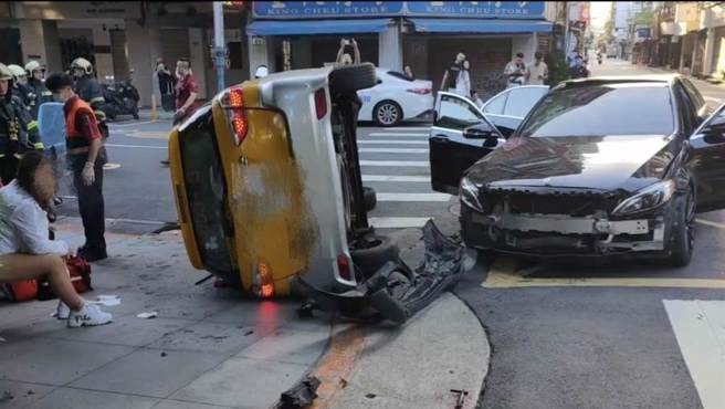 北市大安区今早发生车祸，计程车被宾士车撞上翻覆，4人受伤送医。（翻摄画面）