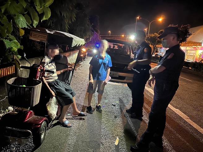 草屯分局上林所长吴明轩与员警詹凯胜，协助从彰化县花坛乡负气骑车离家20公里，直到南投县草屯镇车子没电才停下来的黄姓老翁安全返家。（草屯分局提供）