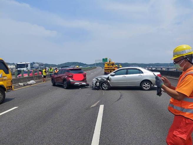 掉落的铝梯引起５车连环追撞。（民眾提供／李京升苗栗传真）