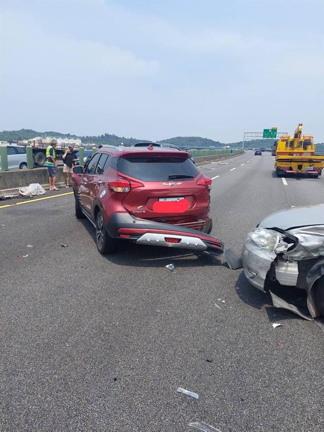 现场5辆车严重毁损。（民眾提供／李京升苗栗传真）