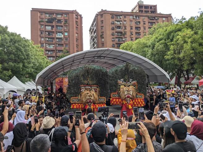 新北市劳工局今在板桥车站前广场办理「2023台印同乐在新北」活动，吸引约5000人到场同乐！（新北市劳工局提供）