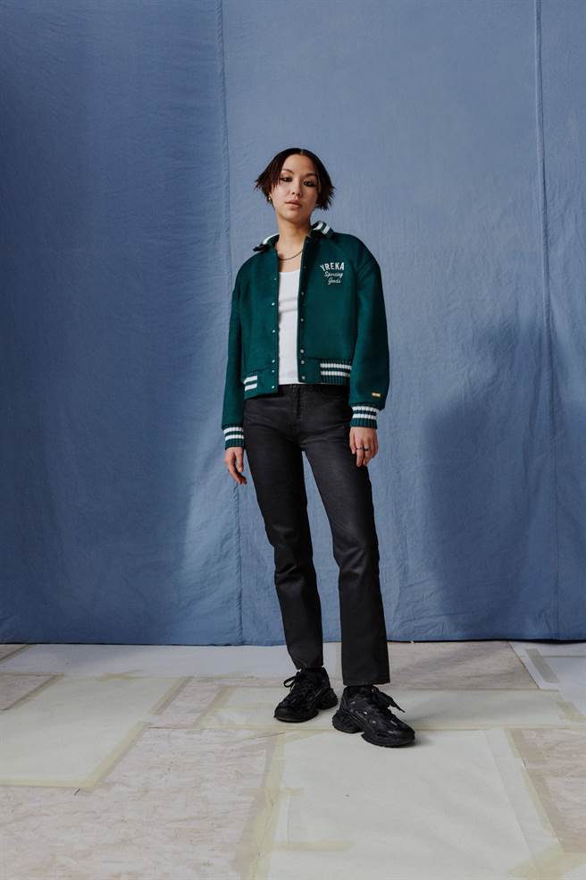 硬挺且不易起皱的Levi's 501，卷起裤管可直接带出洁净气息，厚磅面料也加乘提升了整体质感。（Levi's提供／朱世凯台北传真）