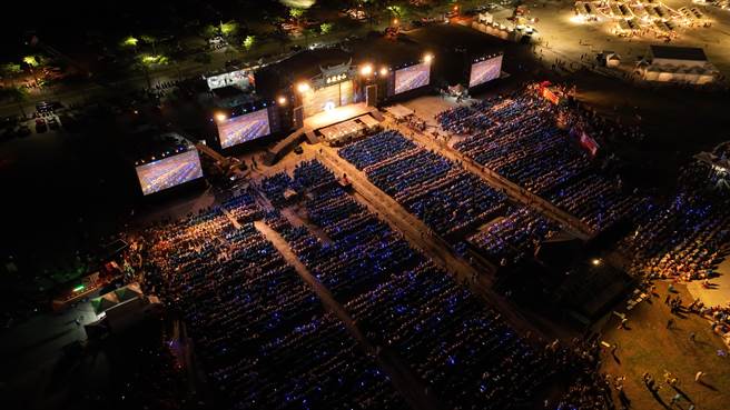 明华园戏剧总团26日在嘉义县政府前广场，演出经典代表作《超炫白蛇传》，这是近期仅有的一场。（文化部提供／李欣恬台北传真）