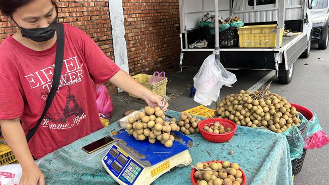 中元节前夕，台南盐水牛墟假日十分热闹，但不少摊商嘆到，买气仍没以前好。（张毓翎摄）