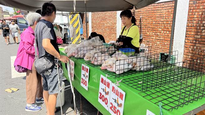 虽然下周才是中元节，不过有些家户提早准备供品祭拜。（张毓翎摄）