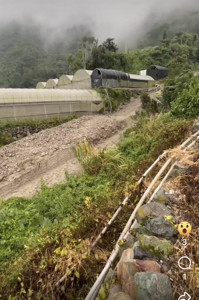 南投县信义乡日前发生山坡地土石流状况，乡长已经要求契约厂商进驻随时待命抢修。（民眾提供）
