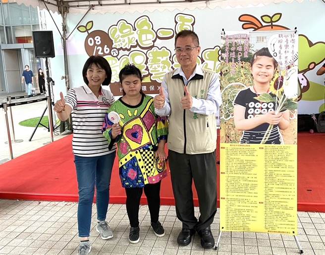 劳工局局长王鑫基（右一）勉励侯络瓈（中）继续进修考研究所，未来可以结交更多志同道合朋友，分享更多的创作。（台南市政府劳工局提供／张毓翎台南传真）