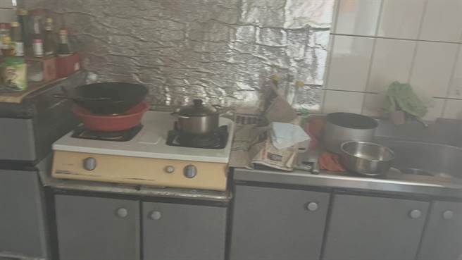 台南市官田區一處民宅27日下午3點冒出大量濃煙，屋內卻沒有人。（讀者提供／張毓翎台南傳真）