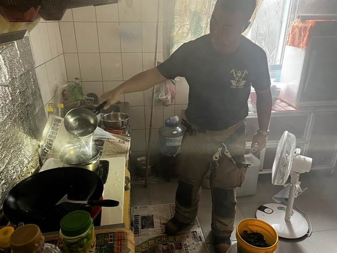 消防人員進屋查看，原來是屋主忘記關爐火就外出，導致鍋爐燒焦燒毀。（讀者提供／張毓翎台南傳真）