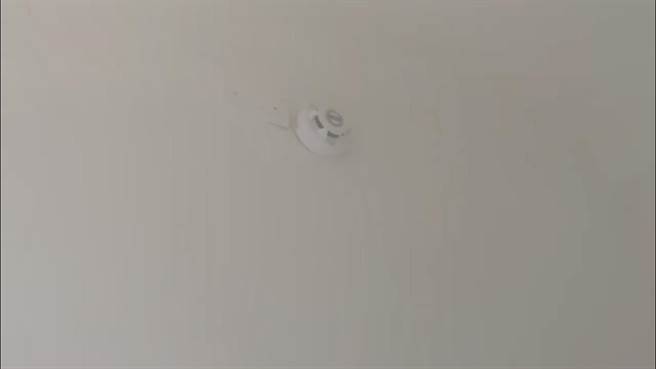 消防人員說，幸好屋主安裝火災警報器，鄰居聽到後立即報警未釀災，有驚無險。（讀者提供／張毓翎台南傳真）