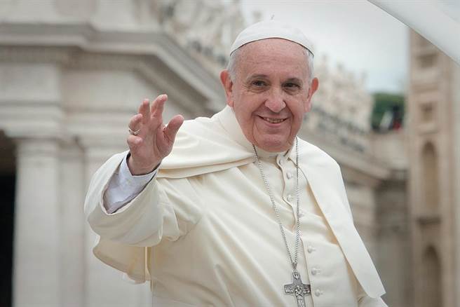 84岁教宗出访53国，纪录片《在旅途中》深入梵蒂冈截然不同转变。（海鹏影业提供）
