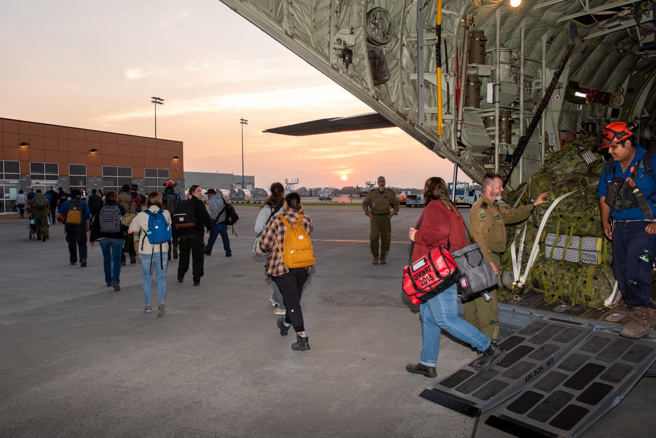 在强风吹袭、气温攀升下，加拿大大规模野火进一步蔓延，西北地方（Northwest Territories）今天又有一个城镇被迫疏散。（图/路透社）