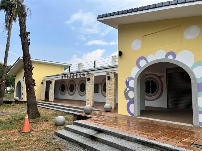 彰化縣溪湖鎮公所2010年爭取建設「溪湖鎮葡萄文化館」，不過文化館啟用至今始終人氣不高，時常大門深鎖淪為蚊子館。（溪湖鎮公所提供／吳建輝彰化傳真）