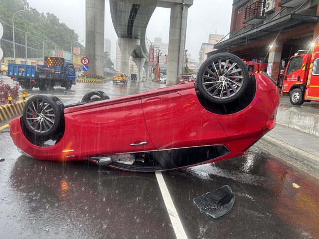 李男自撞分隔岛后翻车，警方查出又是酒驾酿祸。（警方提供）