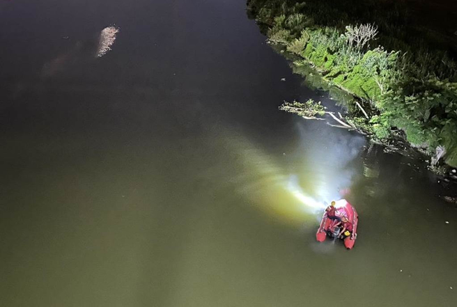 消防人员出动橡皮艇在盐水溪寻找落水女子，但寻获时已是一具冰冷遗体。（读者提供／程炳璋台南传真）