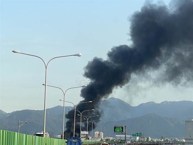 國道5號旁的工廠起火，濃煙直冒。 （民眾提供／吳佩蓉宜蘭傳真）