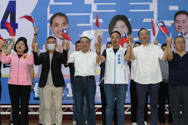 侯友宜（前左三）云林县造势，针对农业大县强调「让农民当家作主」。（张朝欣摄）