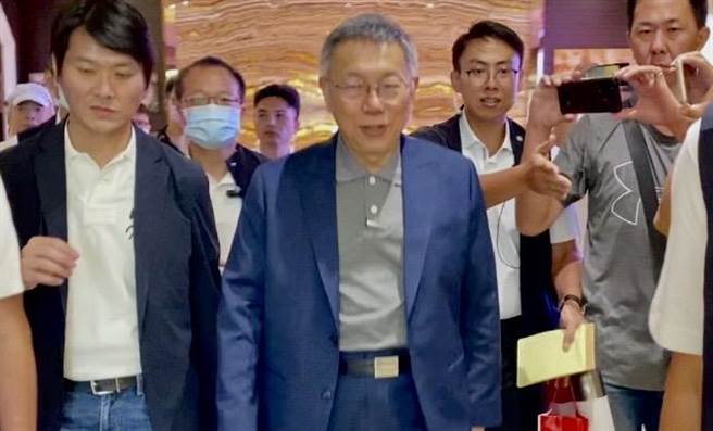 民眾党总统参选人柯文哲27日到台中参加新住民面对面座谈。（张亦惠摄）