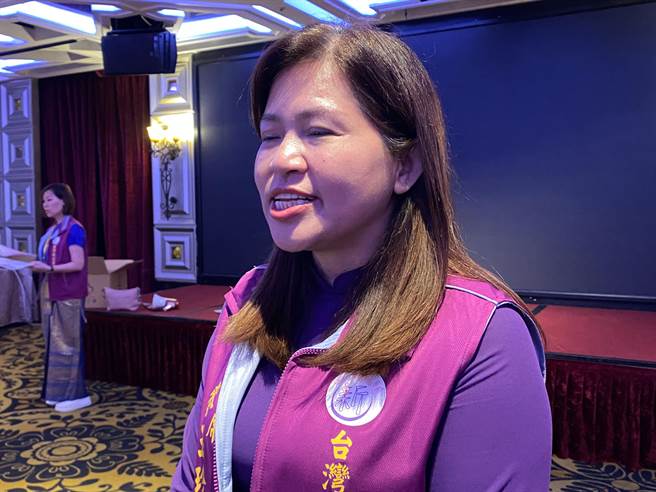 台湾新住民党党主席麦玉珍表示，柯文哲承诺未来若当总统会修法让新住民有更公平的对待，姊妹愿意支持他。（张亦惠摄）