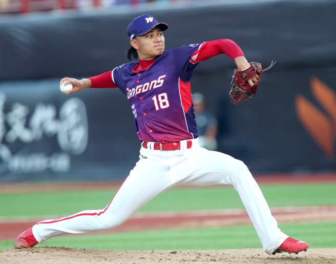 味全龙徐若熙相隔674天一军先发登板。（郑任南摄）