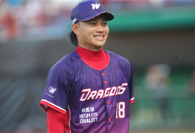 味全龙徐若熙相隔674天一军先发登板。（郑任南摄）