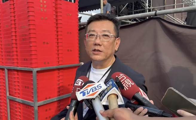 新竹市议长许修睿受访时说，所有的在野联盟，团结都是为了下架民进党，强调「只要郭、柯、侯坐下来谈就有机会」。（王惠慧摄）