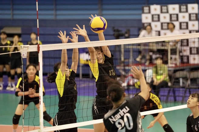 兩名鶯歌球員全力阻擋對方的殺球。(主辦單位提供)