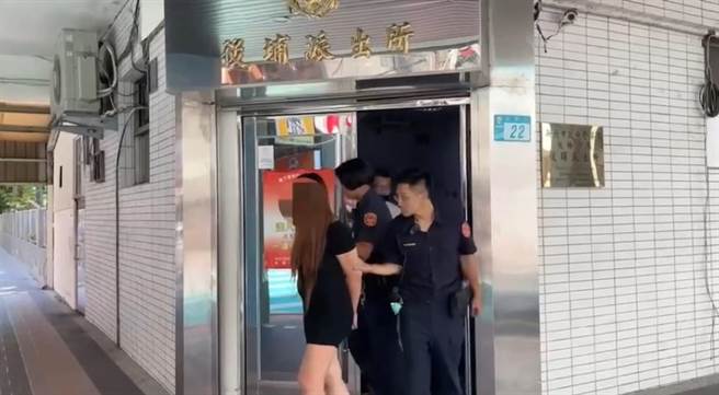 沈姓女子不爽蔡男欠2万债务不还，双方相约碰面谈判，沈的男友持刀刺伤蔡男，讯后被警方依法送办。（板桥警分局提供）