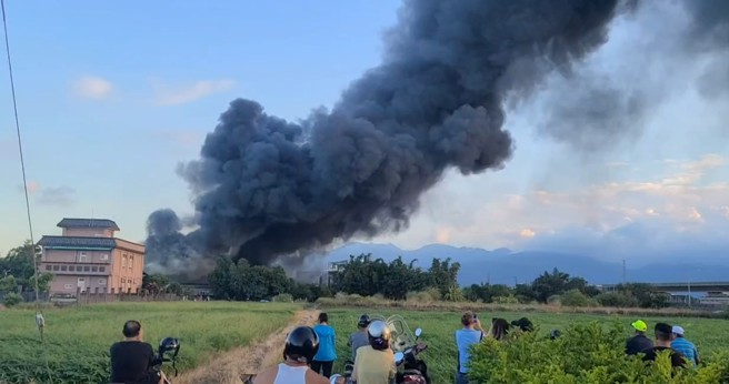 宜蘭電動機車廠惡火影片曝光，濃煙竄天際！行經國5駕駛嚇壞了。（翻攝畫面）