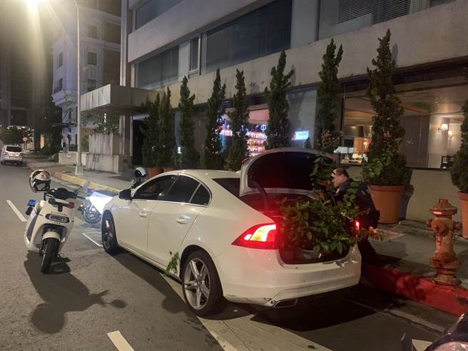 警方在窃嫌的后车厢发现6盆盆栽。（翻摄画面）