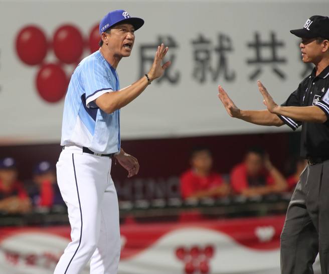 富邦悍將總教練丘昌榮（左）在6局下上前與裁判抗議跑者是否跑在三呎線內。（鄭任南攝）