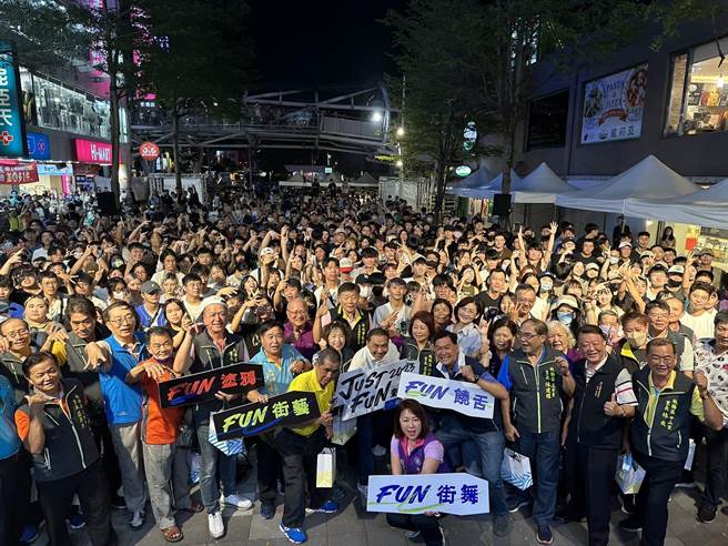 侯友宜今晚现身活动压轴嘻哈演唱会，随后至街舞体验区与现场民眾同乐。（新北市文化局提供）