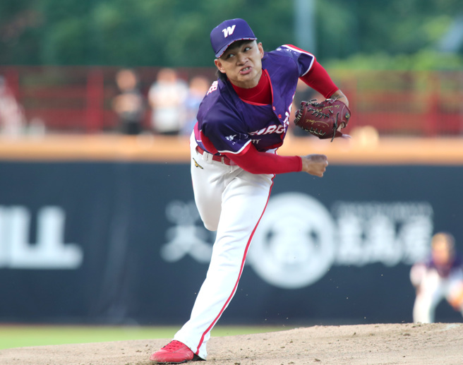 味全龍徐若熙。（鄭任南攝）