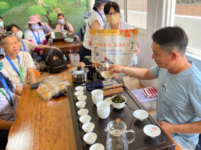 「2023客家悅讀節x生活交響閱」系列活動帶領帶領民眾及喜愛文學的朋友走讀「六龜細路」，沿著荖濃溪在生活中用五感體驗連結書香，與民眾品味客家不一樣的書香世界。（圖片來源：高雄市客委會提供）
