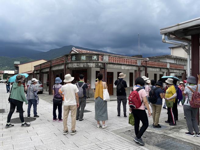 「2023客家悅讀節x生活交響閱」系列活動帶領帶領民眾及喜愛文學的朋友走讀「六龜細路」，沿著荖濃溪在生活中用五感體驗連結書香，與民眾品味客家不一樣的書香世界。（圖片來源：高雄市客委會提供）
