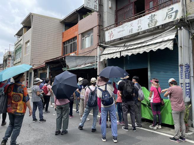 「2023客家悅讀節x生活交響閱」系列活動帶領帶領民眾及喜愛文學的朋友走讀「六龜細路」，沿著荖濃溪在生活中用五感體驗連結書香，與民眾品味客家不一樣的書香世界。（圖片來源：高雄市客委會提供）
