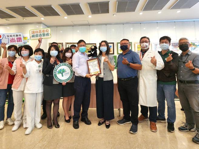 觀光局致贈感謝狀予阮綜合醫院（圖片來源：高雄市觀光局提供）
