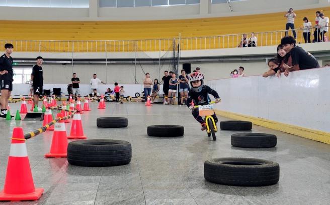 本次赛道于美浓运动中心场内，首设7大关卡障碍赛，更添难度及趣味。（图片来源：高雄市运动发展提供）
