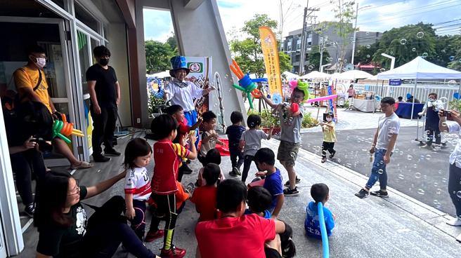 周边泡泡秀活动，让小朋友比赛之余也能放松玩乐。（图片来源：高雄市运动发展提供）
