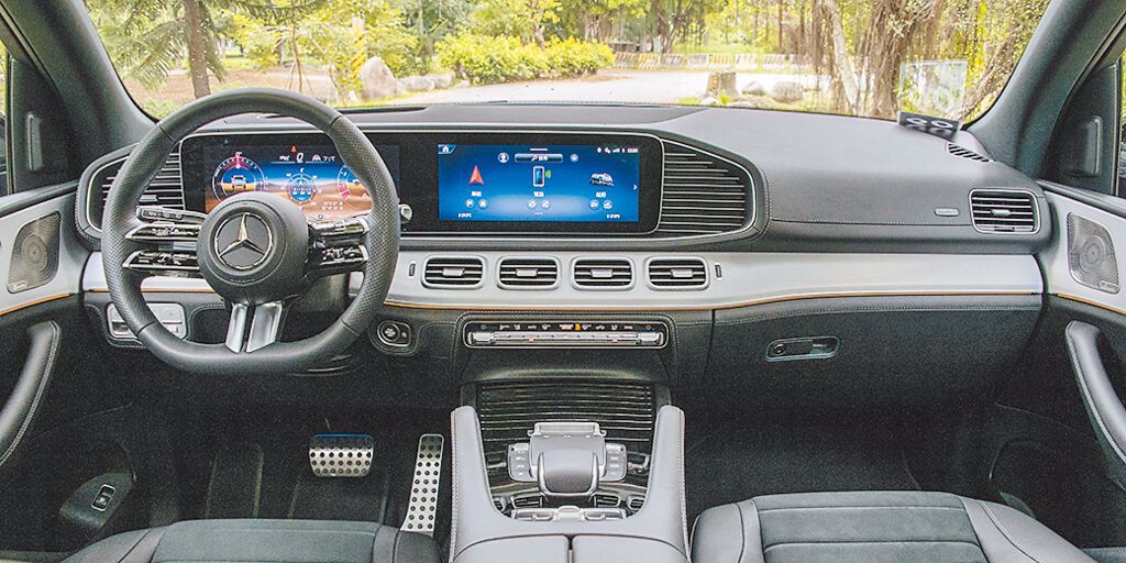 儀表控台採用雙12.3吋高解析度螢幕，並支援無線Apple CarPlay、Android Auto功能。（陳大任攝）