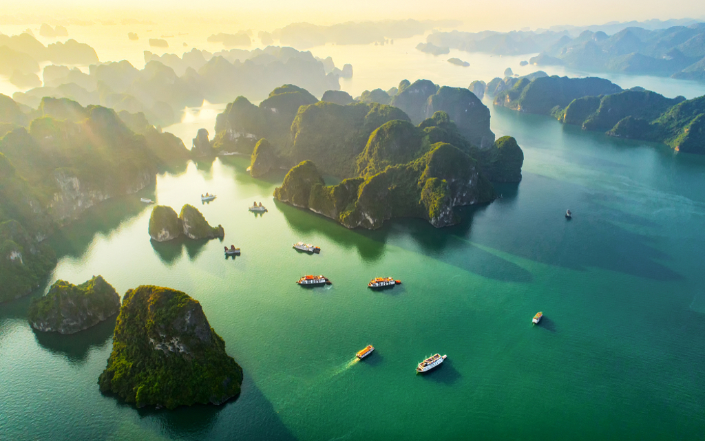 越南下龍灣因造型奇特的岩石立在海面上，有著「海上桂林」的美譽，更在1994年被列為世界自然遺產，吸引不少旅客前往朝聖。（資料照/shutterstock）