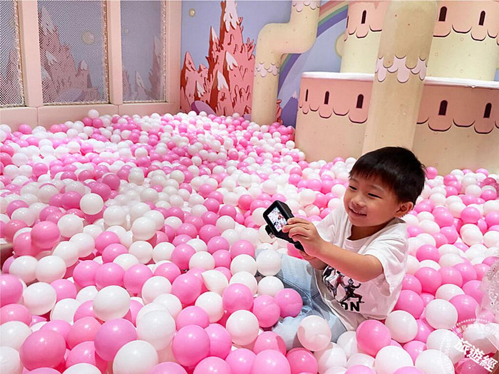 室內遊憩區特別打造繽紛且夢幻的粉紅球池，場景好拍又好玩。
