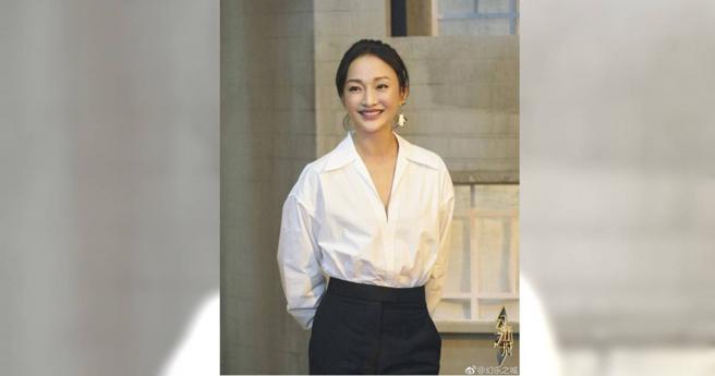 艺人周迅演出《如懿传》时，曾因皱纹遭到批评，她透露当时自己陷入变老的恐惧中，每天都以泪洗面。（图／翻摄自周迅FB）