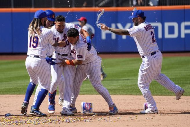 大都會再見安打拿下勝利。（美聯社）