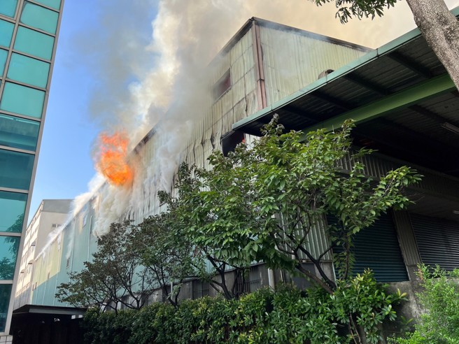 五股傢俱工廠清晨大火，濃煙「直竄天際」影響國道一號。(消防局提供)