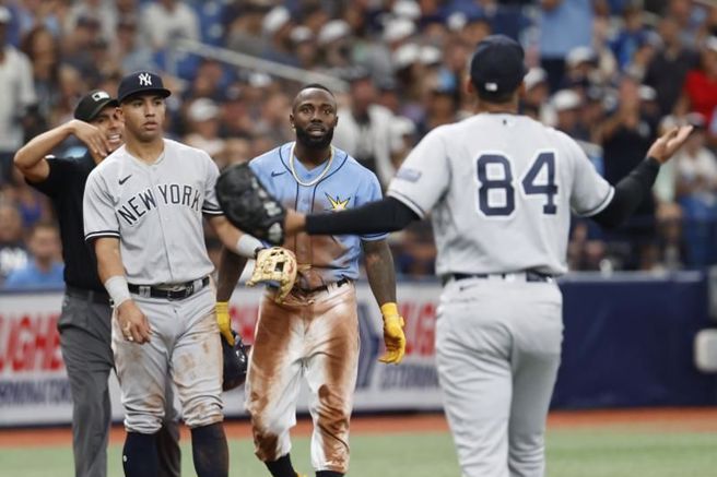 光芒阿羅薩雷納(中)與洋基投手阿布瑞尤(右)因觸身球爭吵。（美聯社）