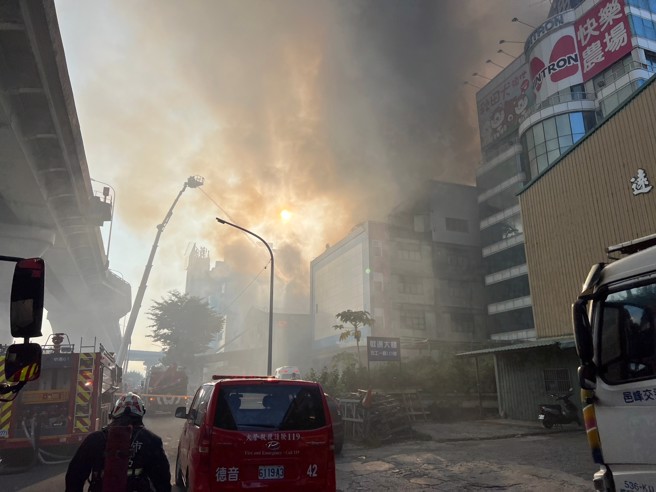 五股傢俱工廠清晨大火，濃煙「直竄天際」影響國道一號。(消防局提供)