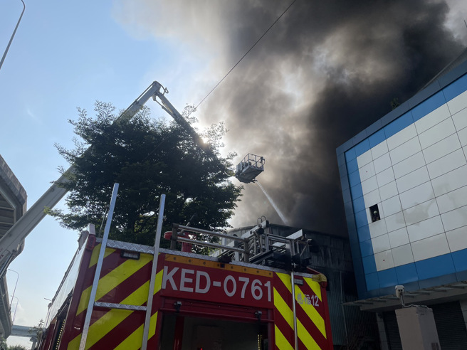 五股傢俱工廠清晨大火，濃煙「直竄天際」影響國道一號。(消防局提供)